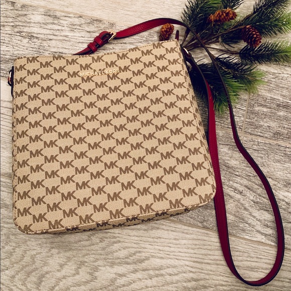 Michael Kors Handbags - Michael Kors Jet Set Travel LG Messenger